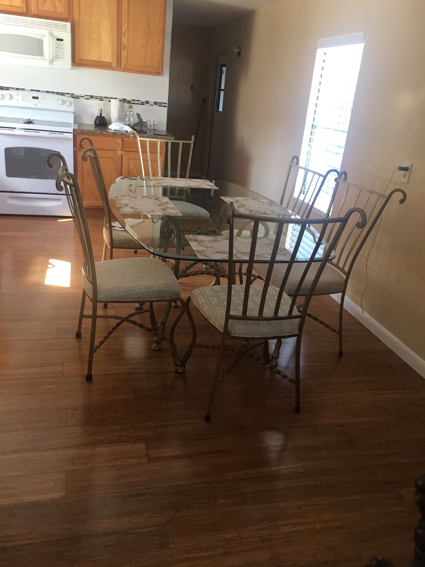 Dinning table. 6 padding chairs