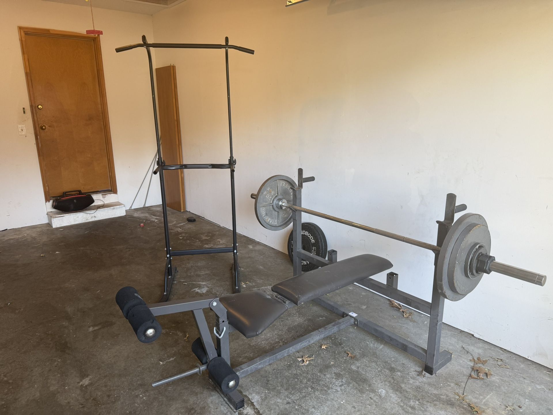 Bench W/ Bar Bell & Pull Up Bar