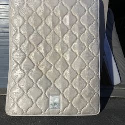 🌹QUEEN SIZE BED MATRESS AND BOXSPRING-WATERBURY BEDDING 3000 PLUSH- EXCELLENT CONDITION🌹