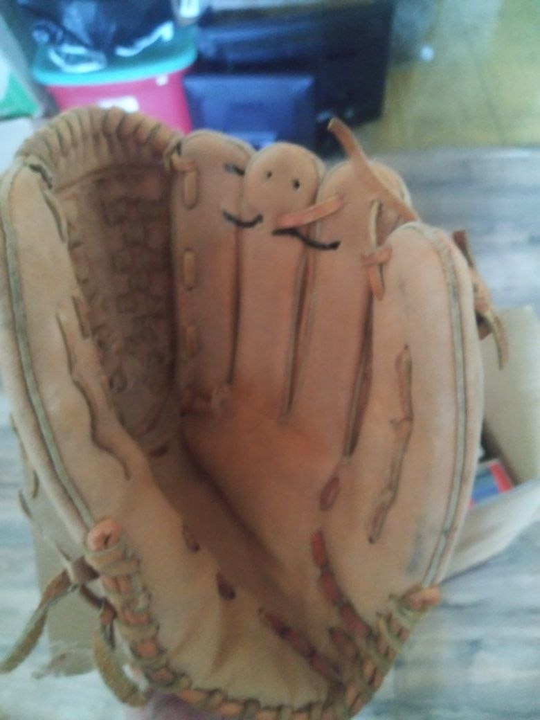 Baseball glove