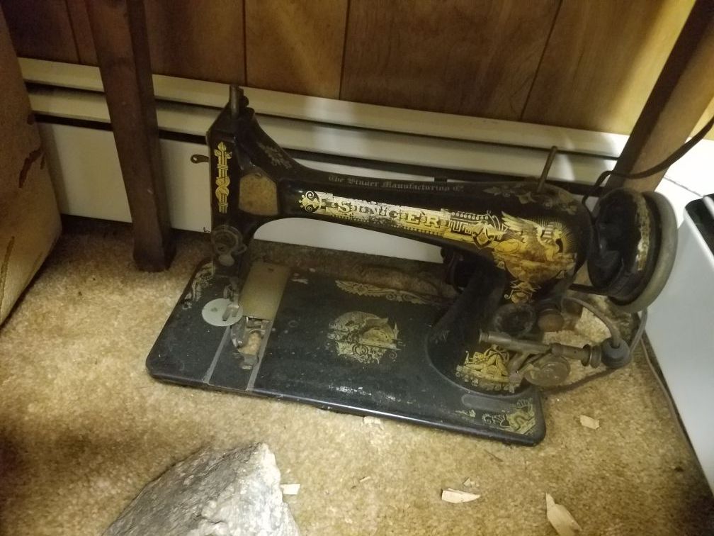 Singer sewing machine and table