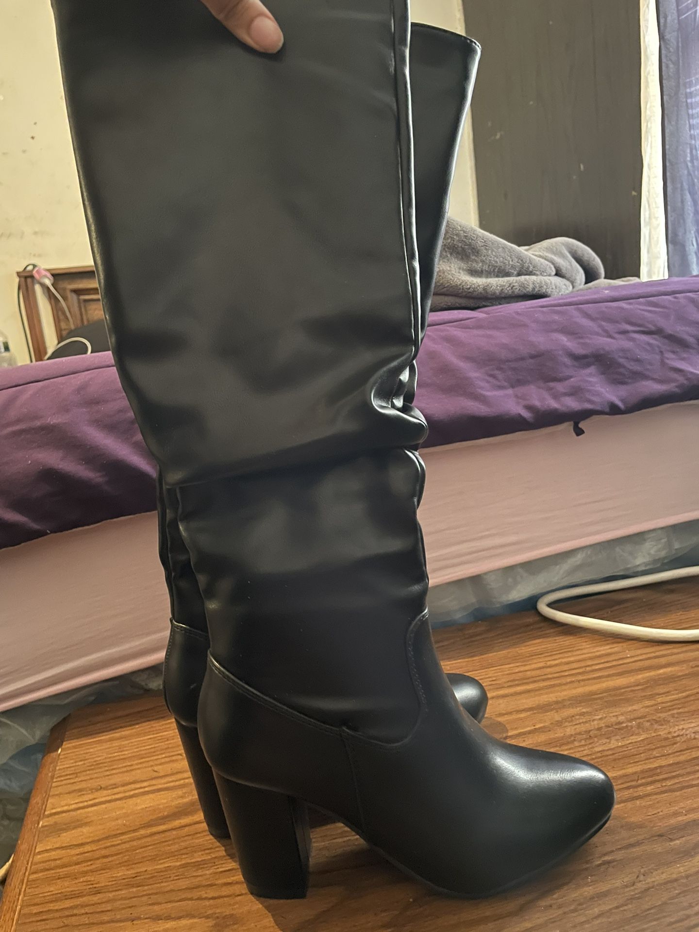 Chic Black Knee-High Heeled Boots – Size 8