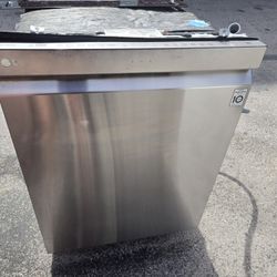  BEAUTIFUL- LG 24" STEAM DISHWASHER WITH 3RD RACK IN STAINLESSSTEEL- DELIVERY  AVAILABLe 