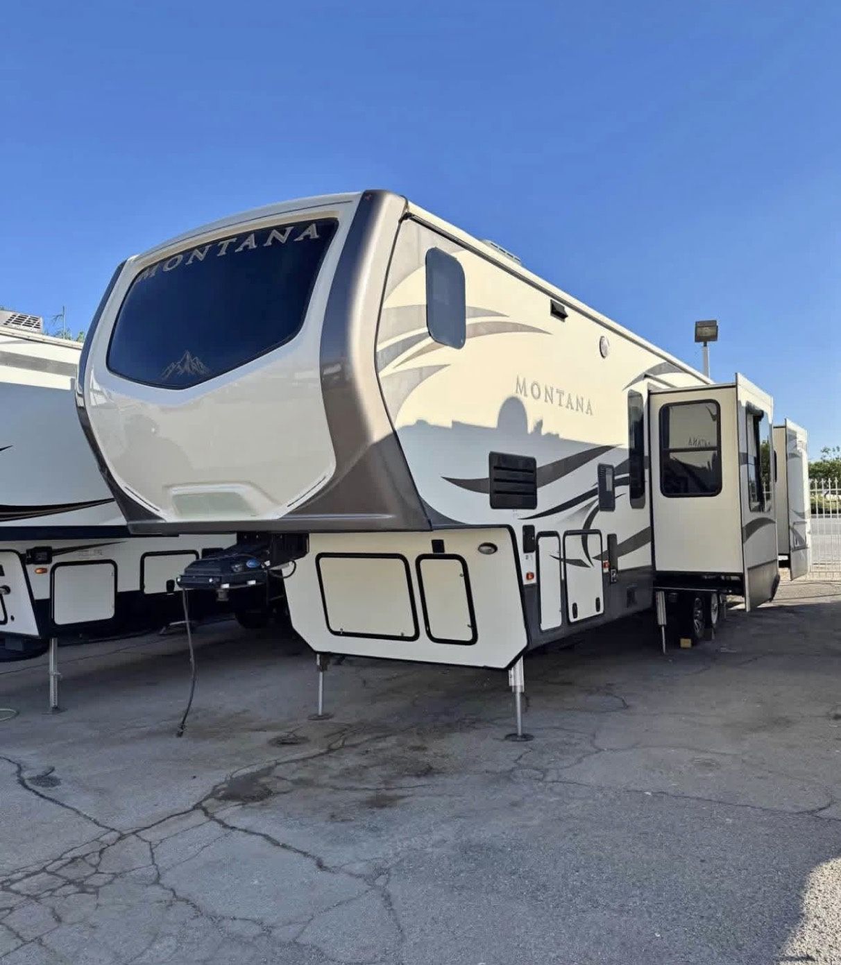 2017 Keystone Montana Fifth Wheel/ Travel Trailer/ Rv