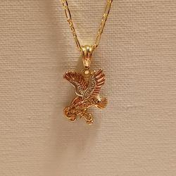 Dije De Γguila Con Cadena Figaro En Oro Laminado..