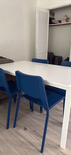 Minimalistic White Dinner Table