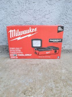 Milwaukee Packout Light with USB power bank M12
