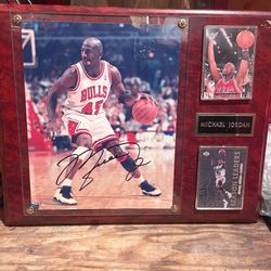 MICHAEL JORDAN AUTOGRAPHED AND AUTHENTICATED PHOTO AND PLAQUE