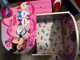 Minnie Mouse desk with basket