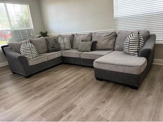Beautiful 3pc sectional sofa set