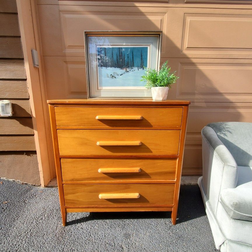 Beautiful Solid Wood Mid Century Modern Dresser/ Tollboy Dresser/ Chest Of Drower.  Great Condition.  Price To Sell 