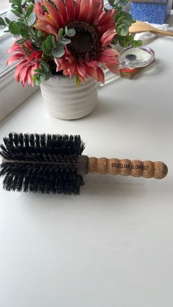 Cepillo redondo de cerda de jabalí, de mango de colcho para mejor agarre, marca Brazilian Blowout.