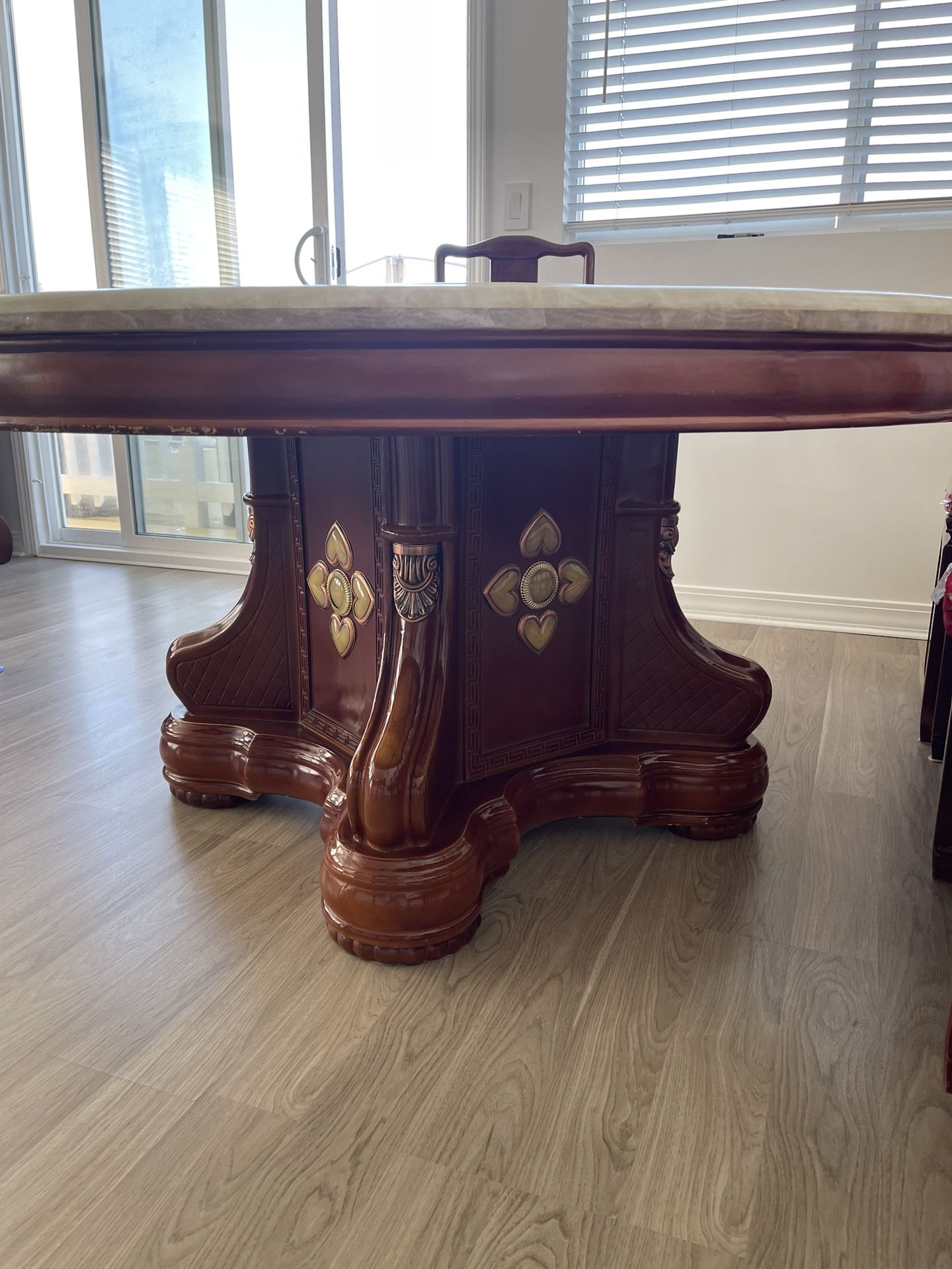 Round Dinner Table With 6 New Chairs