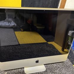 Apple Monitor With Keyboard 