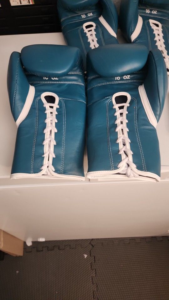 16 Oz Green Winning Boxing Gloves With Free Hand Wraps .