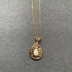 Fashion Necklace Goldtone Pendant With Gem