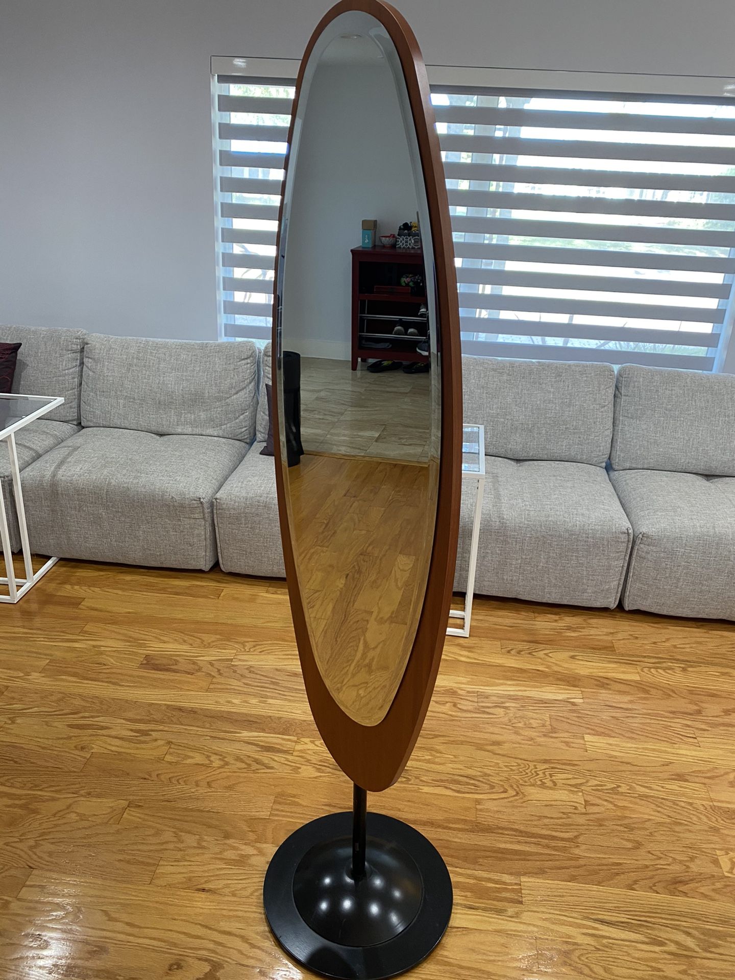 Mirror self standing that swivels 180 degrees
