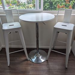 White Table And Chairs