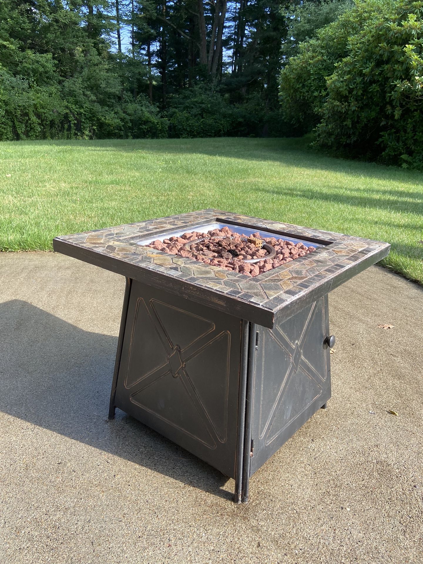 Hampton Bay Propane Outdoor Fire Pit Table with Lava Rocks and Screen