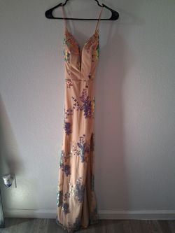 Un vestido largo de rosita talla S