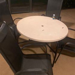 Table and 4 chairs w/ umbrella