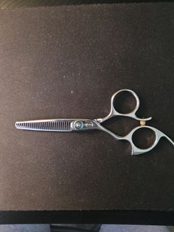 Shark thinning scissors