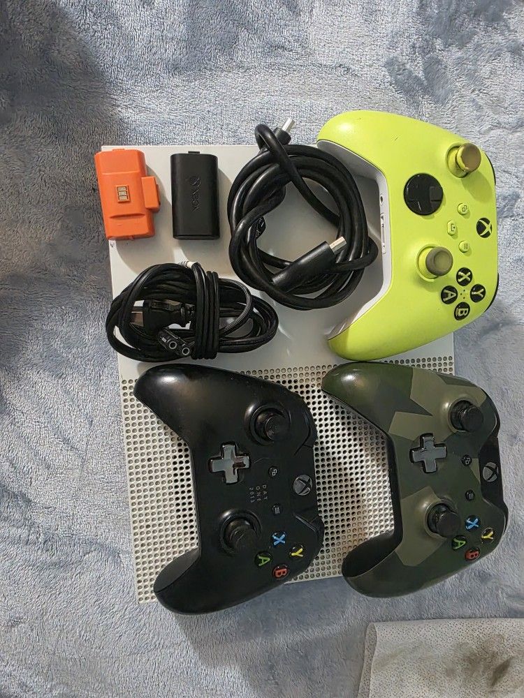 Xbox One S  With 3 Controllers 