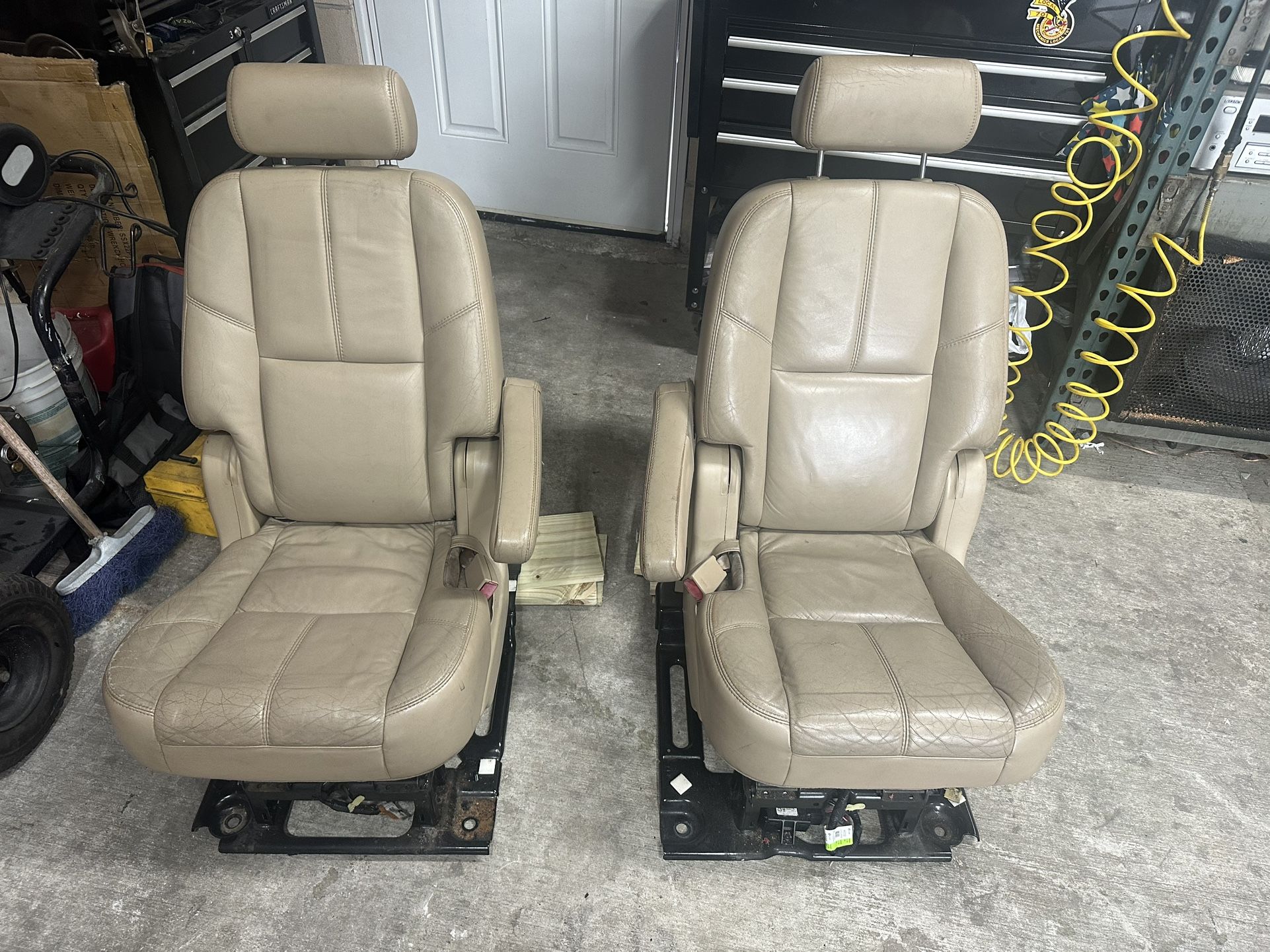 07-12 Yukon 2nd Row Captain Chairs