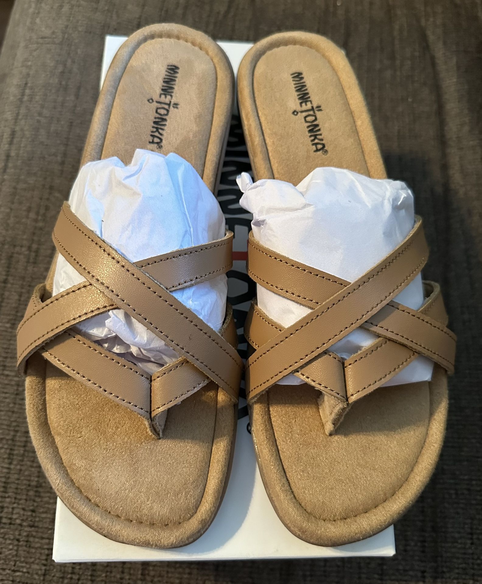 Size 10 leather sunny thong shoe. New fits more like a size 9