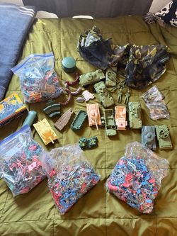 Huge army men toy lot