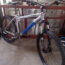 BIKE SPECIALIZED ROCKHOPPER TIRES SIZE 26 DISC BRAKES FRAME SIZE LARGER 