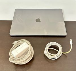 2019 MacBook Pro 13" - Intel i5 - 8GB RAM - 256GB SSD + Charger