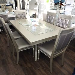 Brand New Dining Set 
Silver w/ Crystal Diamonds
Tempered  Glass Top
Faux Leather Chairs
Table & 6 Chairs 
$675 + Tax Only 1 Available 
FREE LOCAL DEL