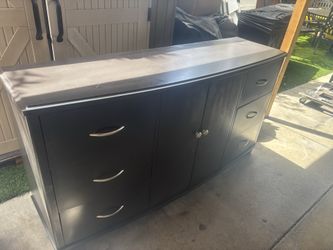 Very nice dark brown dresser