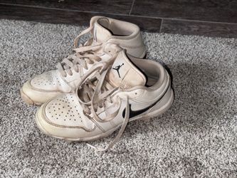 Baseball cleats