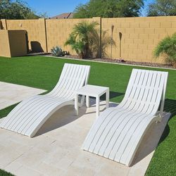 In pool ledge lingers and table