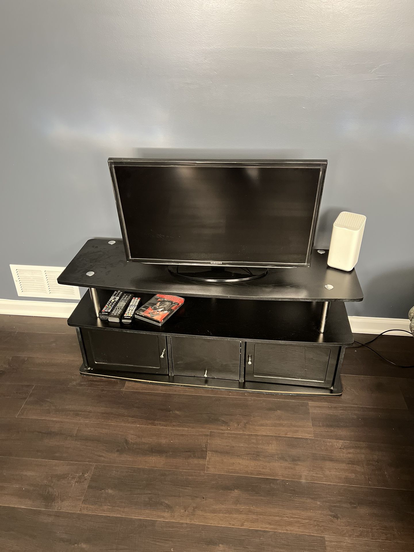 32” Smart Sansumg TV And TV Stand  