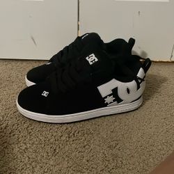 DC size 9.5 men’s 