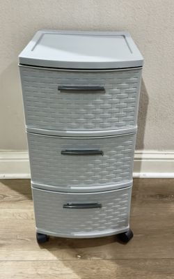Three-Drawer Plastic Storage Unit with Wheels 💵 Unidad de Almacenamiento de Plastico de Tres Cajones con llantas