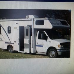 2017 Thor Four Winds Majestic Class C- Sleep 6, Clean 