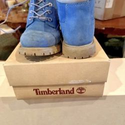 NEW NEVER WORN TIMBERLAND CREAM AND BLUE WOMEN'S BOOTS