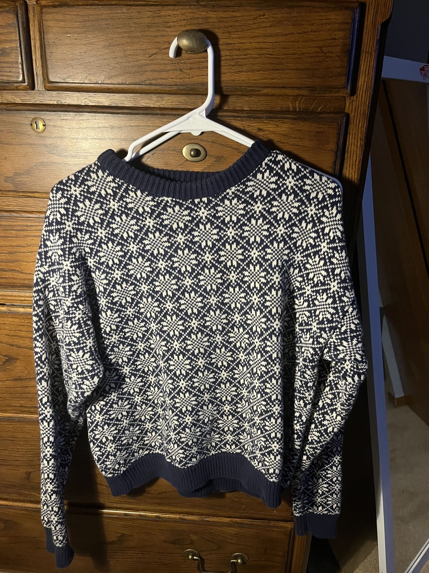 Very High End Sweater. Youth Large. 20$