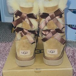 Bailey Bow UGGS size 9