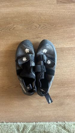 Evolv climbing shoes size 10