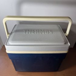 Compact Cooling Container For Food And Drink