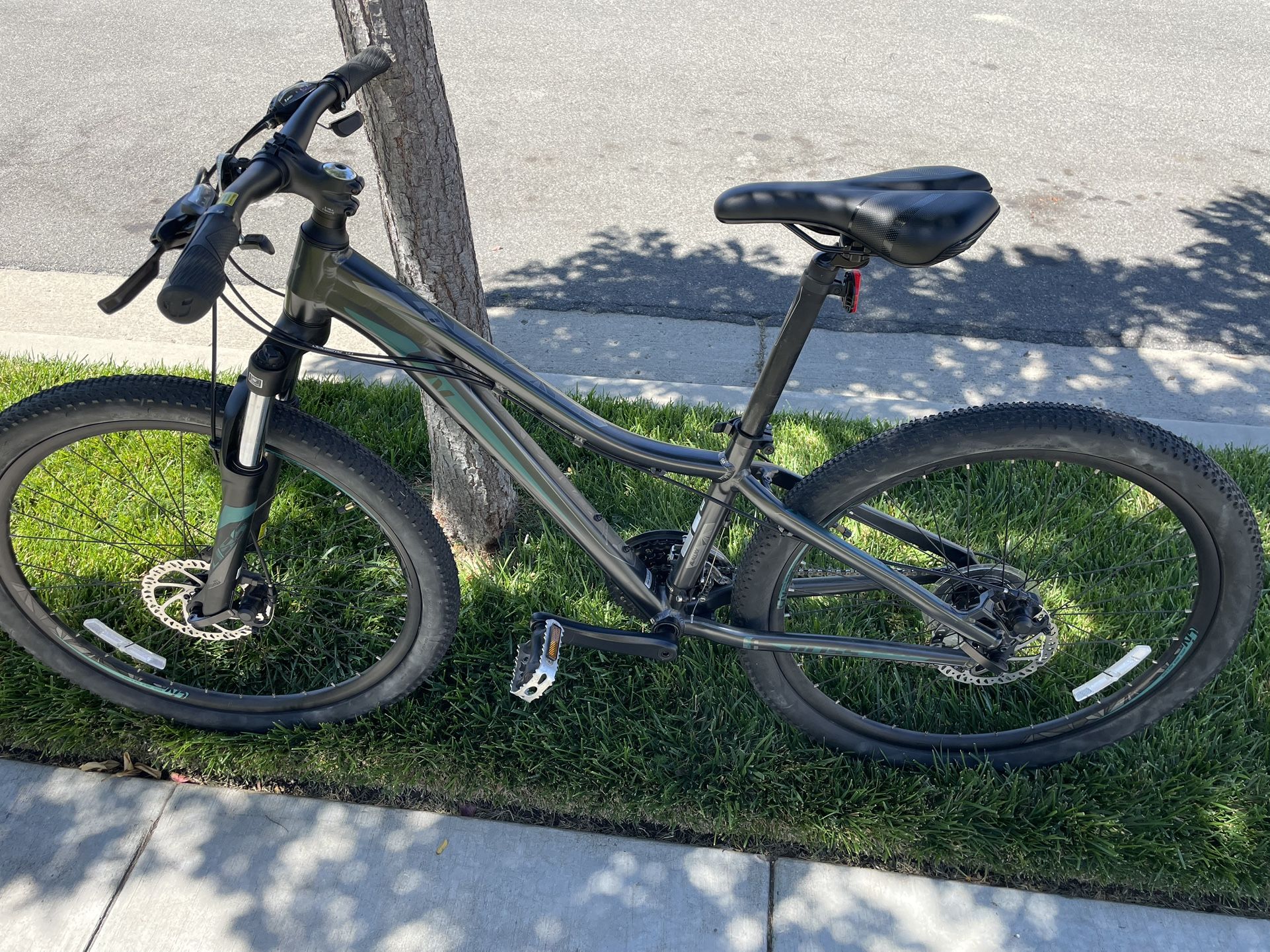 Liv Giant 26” Women’s Mountain Bike – Shimano Acera, Disc Brakes – Excellent Condition