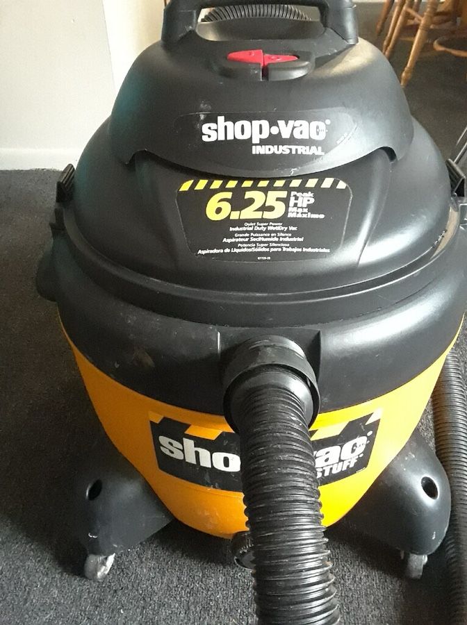 Black and yellow shop vac 6.25 22 gal wet/dry