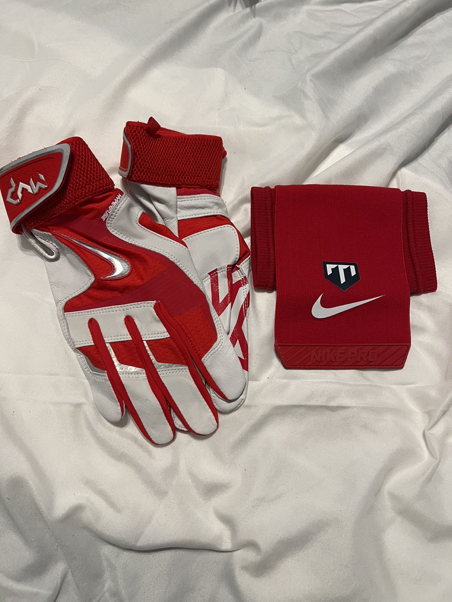 universiteitsstudent Ijver Praktisch Nike Pro Baseball Mike Trout Wrist Wrap And Batting Gloves for Sale in  Crystal City, CA - OfferUp