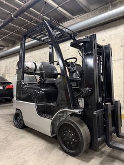 NISSAN/Unicarrier  forklift for sale 5500 lb Goes up to 80 in High