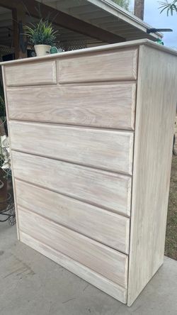Gorgeous tall chest whit 7 drawers work perfectly clean condition
